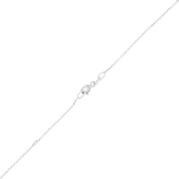 Gargantilla eslabón cruzado y dije diseño especial con diamantes y esmeralda en oro blanco 14 kilates.