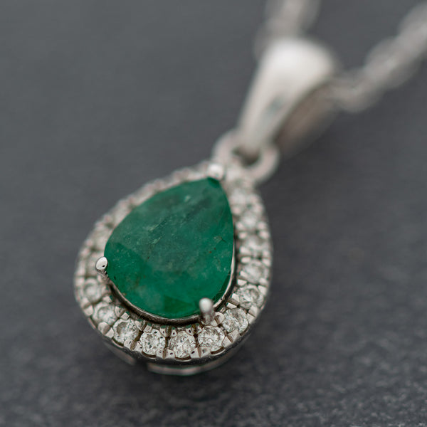 Gargantilla eslabón cruzado y dije diseño especial con diamantes y esmeralda en oro blanco 14 kilates.
