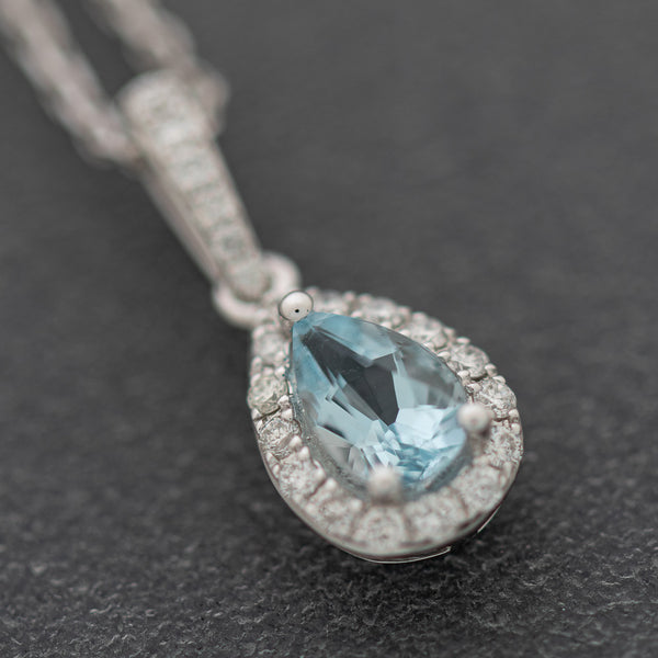 Gargantilla eslabón cruzado y dije diseño especial con diamantes y aguamarina en oro blanco 14 kilates.