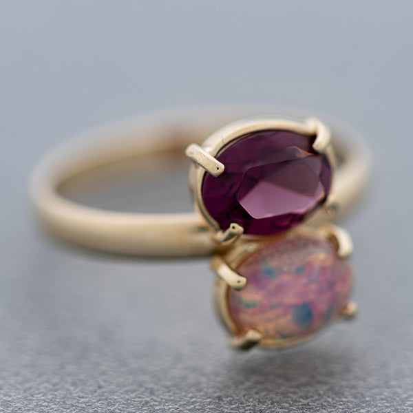 Juego de anillo y aretes diseño especial con amatistas y ópalos en oro amarillo 14 kilates.