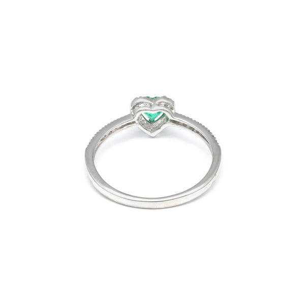 Anillo diseño especial motivo corazón con diamantes y esmeralda en oro blanco 14 kilates.