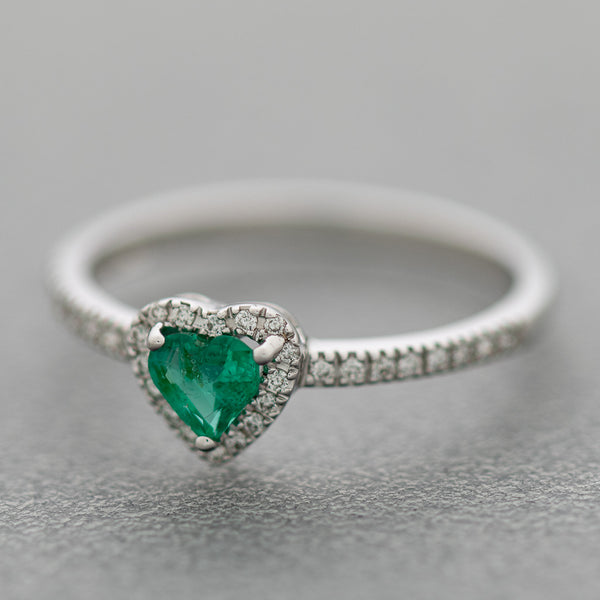 Anillo diseño especial motivo corazón con diamantes y esmeralda en oro blanco 14 kilates.