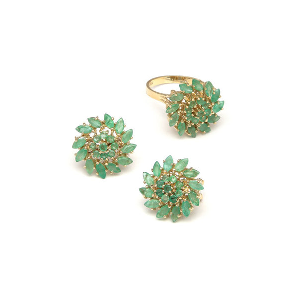 Juego de anillo y aretes diseño especial con esmeraldas en oro amarillo 14 kilates.