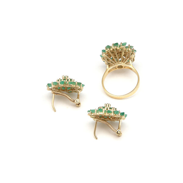 Juego de anillo y aretes diseño especial con esmeraldas en oro amarillo 14 kilates.