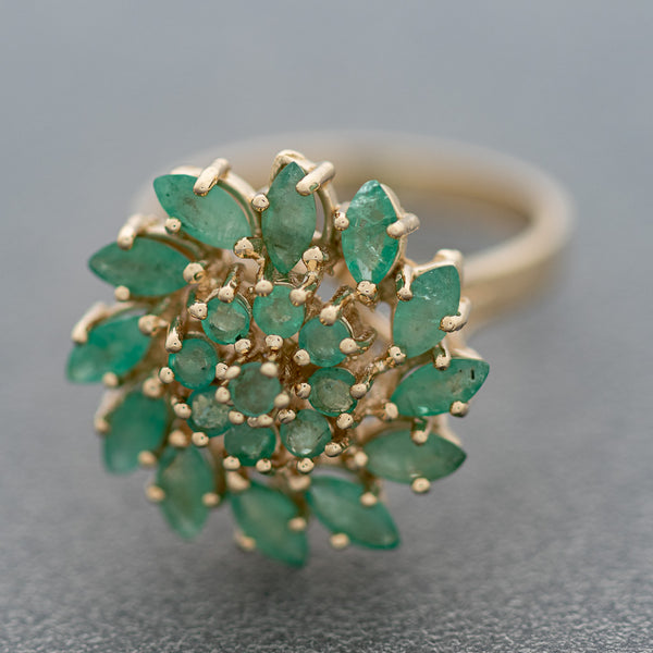 Juego de anillo y aretes diseño especial con esmeraldas en oro amarillo 14 kilates.