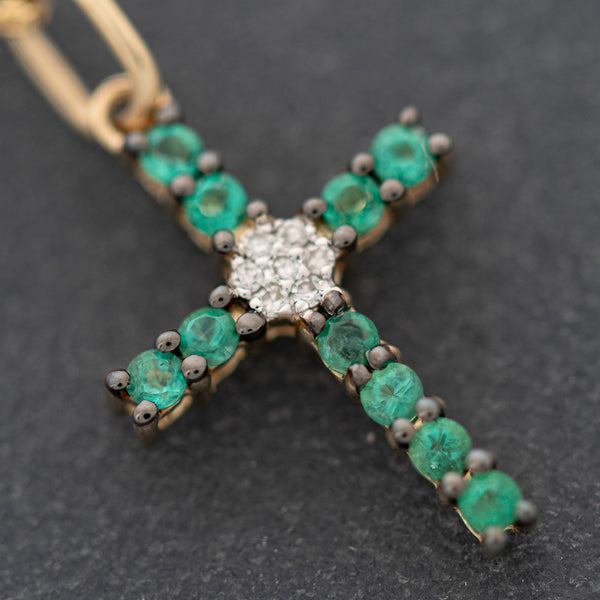Gargantilla eslabón cruzado y cruz diseño especial con diamantes y esmeralda en oro amarillo 14 kilates.