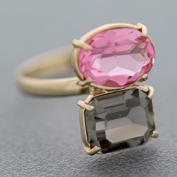 Juego de anillo y aretes diseño especial con topacio y rosa de francia en oro amarillo 14 kilates.