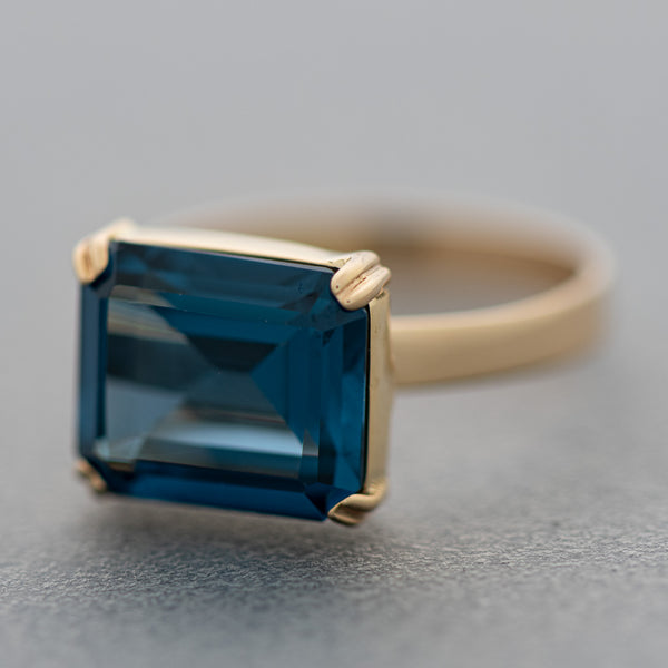 Juego de anillo y aretes diseño especial con blue London en oro amarillo 14 kilates.
