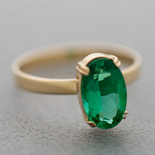 Juego de anillo y aretes diseño especial con obsidiana y gemas en oro amarillo 14 kilates.
