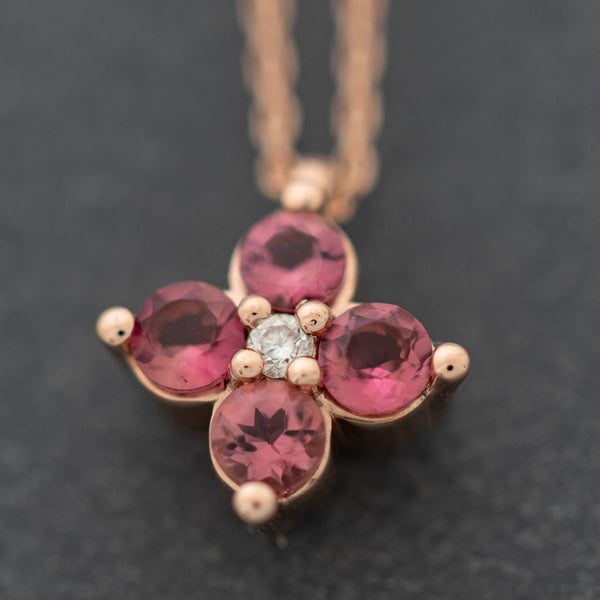 Gargantilla eslabón cruzado con dije motivo flor de diamante y Turmalinas en oro rosa 14 kilates.