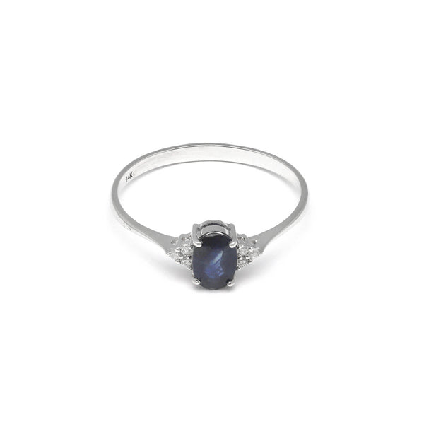 Anillo diseño especial con diamantes y zafiro en oro blanco 14 kilates.