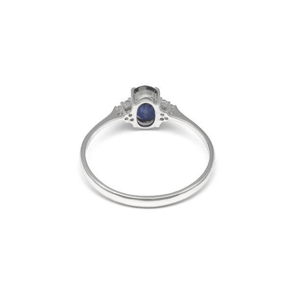 Anillo diseño especial con diamantes y zafiro en oro blanco 14 kilates.