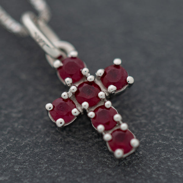 Gargantilla eslabón cuadrado cruzado y cruz con rubies en oro blanco 14 kilates.