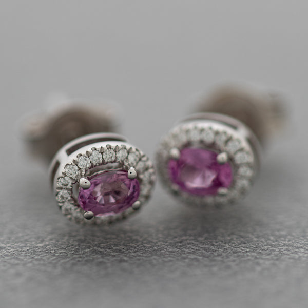 Aretes diseño especial con diamantes y zafiros rosas en oro blanco 14 kilates.