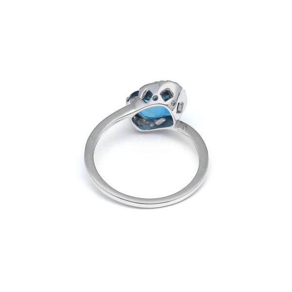 Anillo diseño especial con diamantes y topacio en oro blanco 14 kilates.