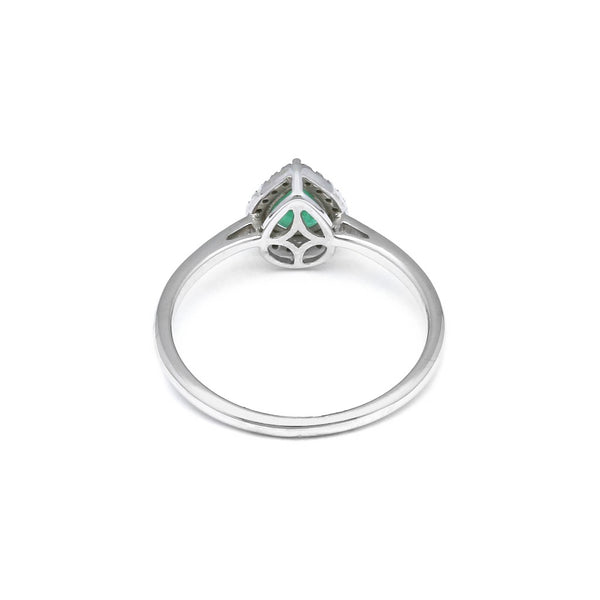 Anillo diseño especial motivo gota con diamantes y esmeralda en oro blanco 14 kilates.