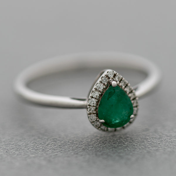Anillo diseño especial motivo gota con diamantes y esmeralda en oro blanco 14 kilates.