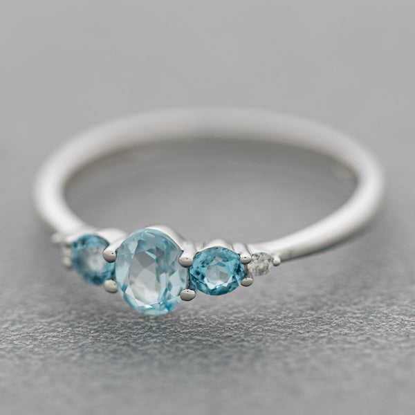 Anillo diseño especial con diamantes y topacios azules en oro blanco 14 kilates.