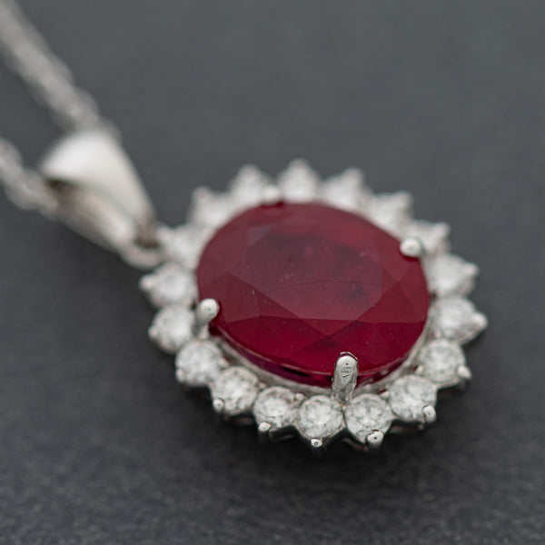 Gargantilla eslabón cruzado y dije diseño especial con diamantes y rubí en oro blanco 14 kilates.