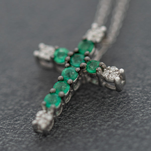 Gargantilla eslabón cruzado y cruz diseño especial con diamantes y esmeralda en oro blanco 14 kilates.