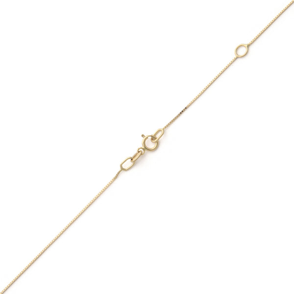 Gargantilla eslabón cuadrado cruzado y dije diseño especial con diamantes y esmeralda en oro amarillo 14 kilates.