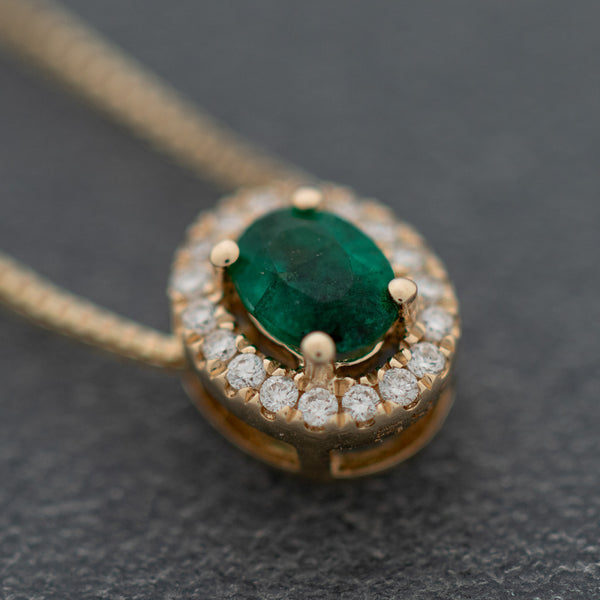 Gargantilla eslabón cuadrado cruzado y dije diseño especial con diamantes y esmeralda en oro amarillo 14 kilates.