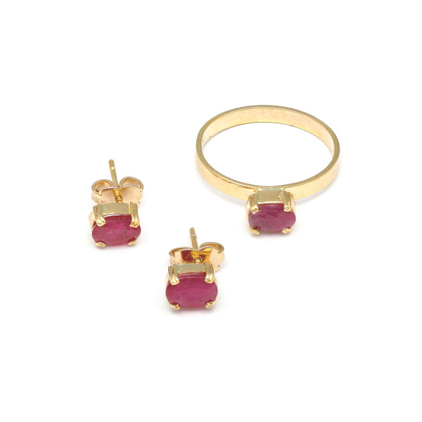 Juego de anillo y aretes diseño especial con rubies en oro amarillo 14 kilates.