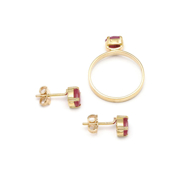 Juego de anillo y aretes diseño especial con rubies en oro amarillo 14 kilates.