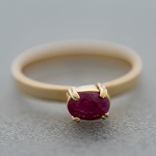 Juego de anillo y aretes diseño especial con rubies en oro amarillo 14 kilates.