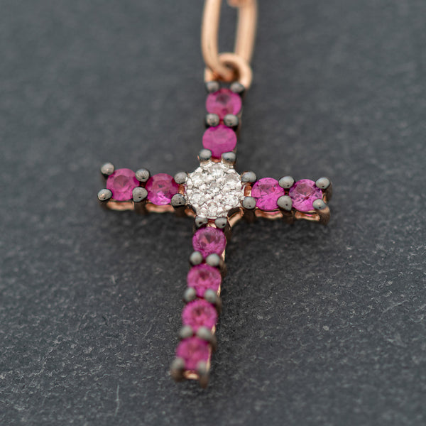 Gargantilla eslabón cruzado y cruz diseño especial con diamantes y rubí en oro rosa 14 kilates.