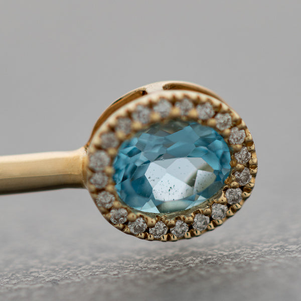 Pulsera de arillo abierta en con diamantes y aguamarina en oro amarillo 14 kilates.