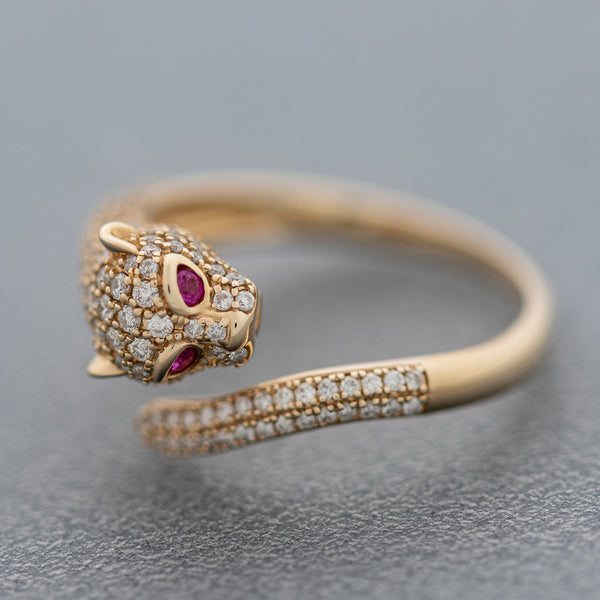 Anillo diseño especial con diamantes y rubíes motivo pantera en oro amarillo 14 kilates.