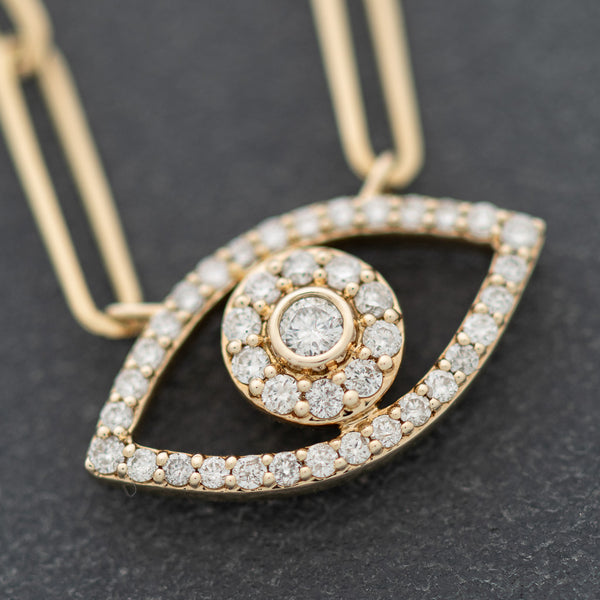 Gargantilla eslabón cruzado con aplicación motivo ojo y diamantes en oro amarillo 14 kilates.