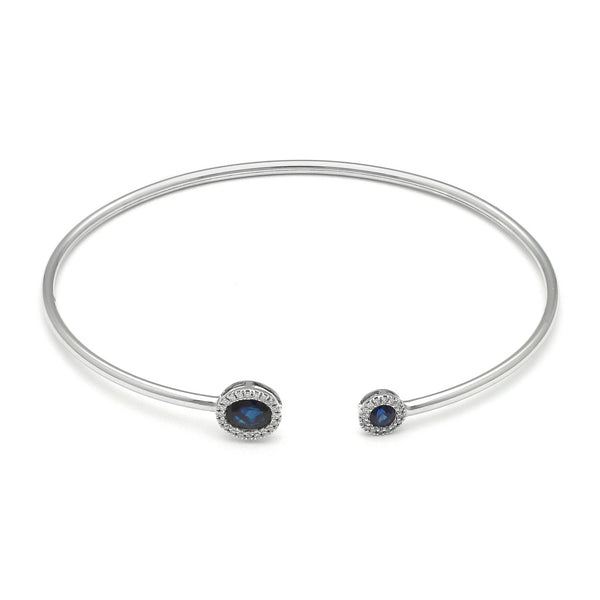 Pulsera de arillo abierta con diamantes y zafiros en oro blanco 14 kilates.