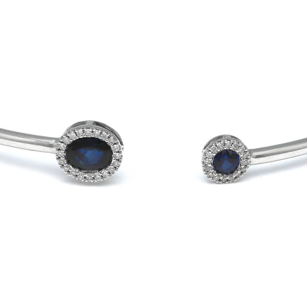 Pulsera de arillo abierta con diamantes y zafiros en oro blanco 14 kilates.