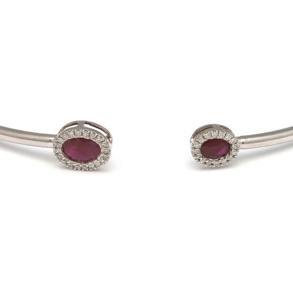 Pulsera de arillo abierta con diamantes y rubíes en oro blanco 14 kilates.