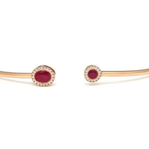 Pulsera de arillo abierta con diamantes y rubíes en oro rosa 14 kilates.