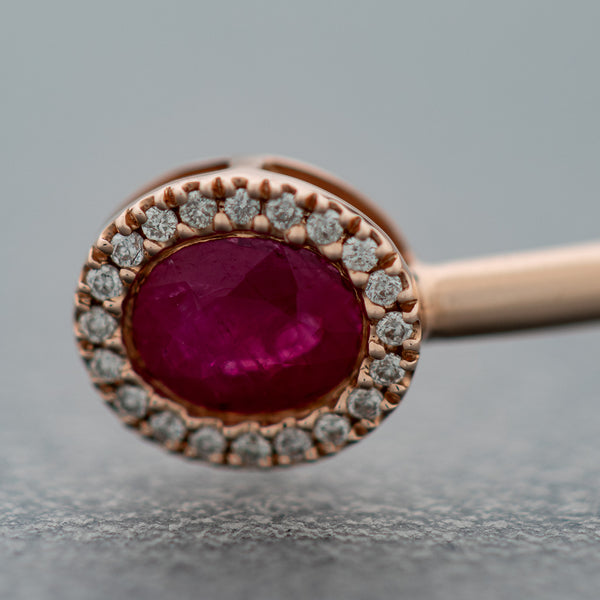 Pulsera de arillo abierta con diamantes y rubíes en oro rosa 14 kilates.