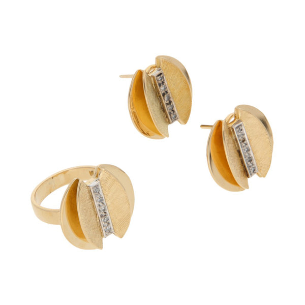 Juego de anillo y aretes estilizados con diamantes en oro dos tonos 18 kilates.