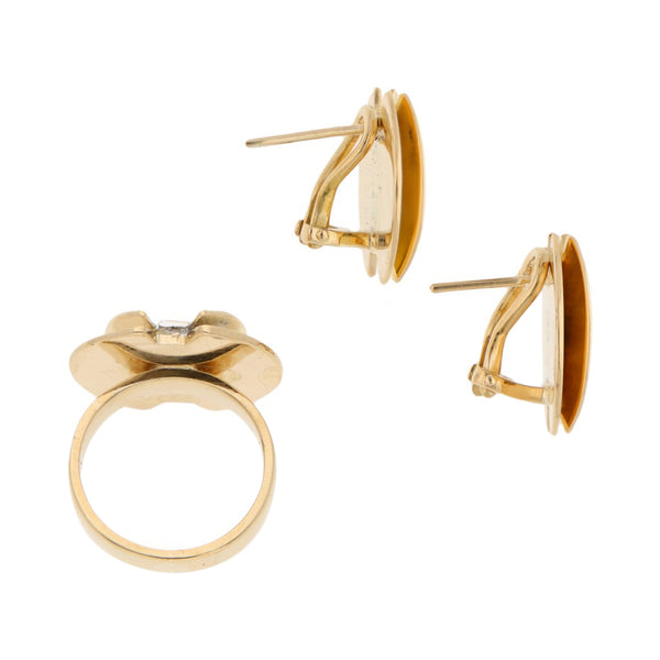 Juego de anillo y aretes estilizados con diamantes en oro dos tonos 18 kilates.