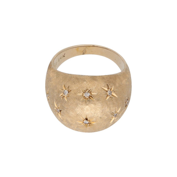 Anillo labrado con diamantes en oro amarillo 14 kilates.
