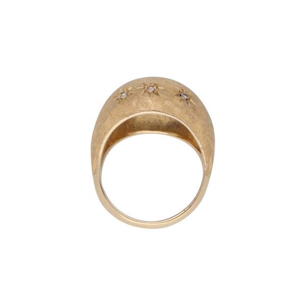 Anillo labrado con diamantes en oro amarillo 14 kilates.