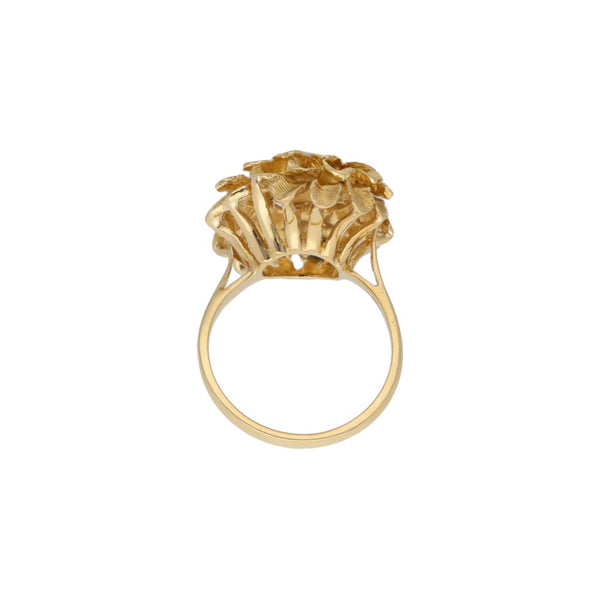 Anillo diseño especial con diamantes y esmalte en oro amarillo 18 kilates.