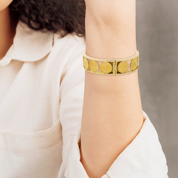 Pulsera de arillo articulada con trece monedas de dos pesos oro mexicano 21.6 kilates en oro amarillo 18 kilates.
