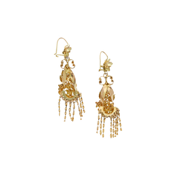 Aretes diseño especial con colgantes motivo floral en oro amarillo 14 kilates.