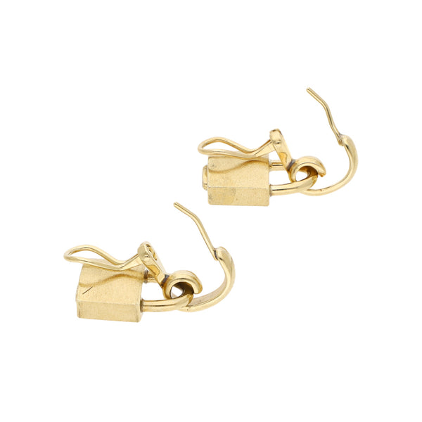 Aretes diseño especial motivo candado en oro amarillo 14 kilates.