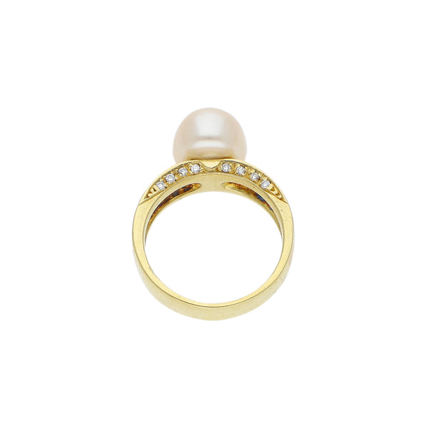Anillo diseño especial con diamantes y perla en oro amarillo 18 kilates.
