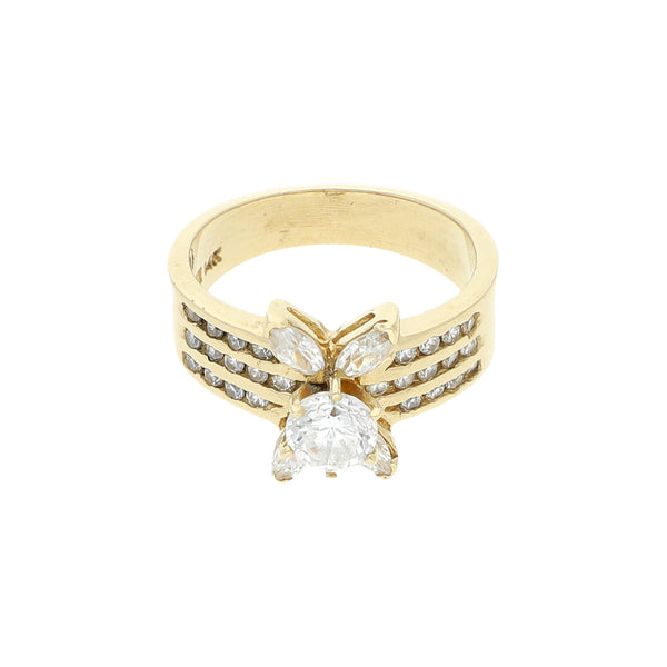 Anillo estilizado con circonias en oro amarillo 14 kilates.