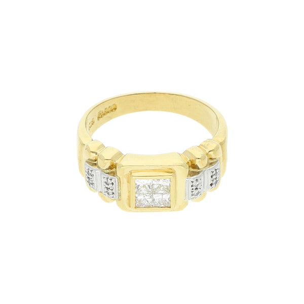 Anillo diseño especial con aplicaciones de platino y diamantes en oro amarillo 18 kilates.