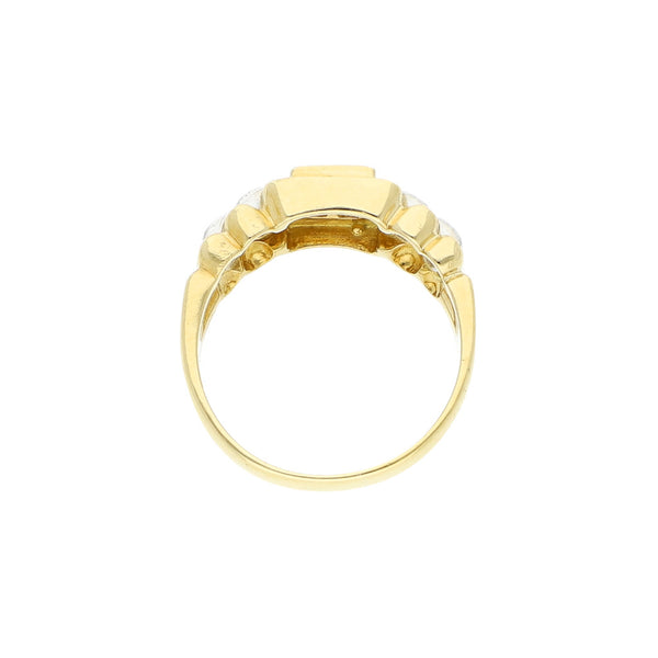 Anillo diseño especial con aplicaciones de platino y diamantes en oro amarillo 18 kilates.